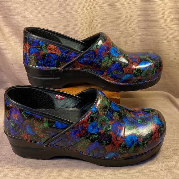 Sanita flower motif clogs in GUC - Picture 7 of 16